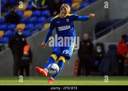 Londra, Regno Unito. 17 Apr 2021. Joe Pigott di AFC Wimbledon prende un colpo al gol. EFL Skybet football League One match, AFC Wimbledon contro Swindon Town a Plough Lane a Londra sabato 17 aprile 2021. Questa immagine può essere utilizzata solo per scopi editoriali. Solo per uso editoriale, è richiesta una licenza per uso commerciale. Nessun utilizzo nelle scommesse, nei giochi o nelle pubblicazioni di un singolo club/campionato/giocatore. pic by Steffan Bowen/Andrew Orchard sports photography/Alamy Live news Credit: Andrew Orchard sports photography/Alamy Live News Foto Stock