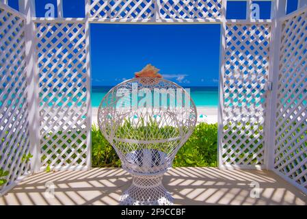 Vista panoramica di una spiaggia nelle Isole Exuma, le Bahamas da un bellissimo cottage bianco Foto Stock