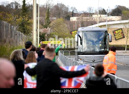 I fan di Norwich City accolgono il team bus che arriva a Carrow Road dopo essere stato promosso alla Premier League. Data immagine: Sabato 17 aprile 2021. Foto Stock