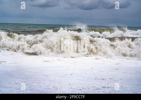 tempesta nuvole sull'acqua di mare cielo drammatico e onde giganti Foto Stock