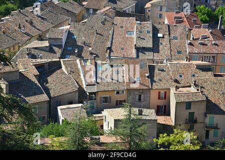 Stile Provençal con influenza Lombarda tetti in piastrelle di argilla a Sisteron, Alpes-de-Haute-Provence Francia. Foto Stock