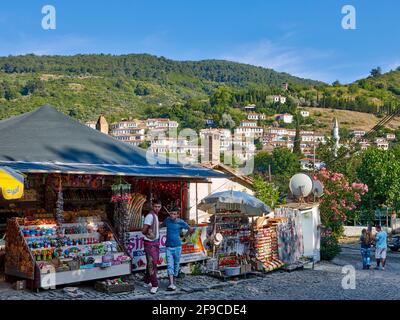 I venditori ambulanti si trovano vicino alle loro bancarelle che vendono souvenir locali. Sirince (Şirince), provincia di Smirne, Turchia. Foto Stock