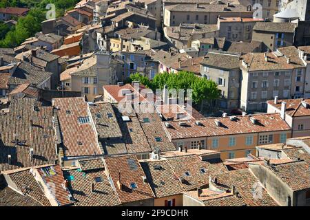 Stile Provençal con influenza Lombarda tetti in piastrelle di argilla a Sisteron, Alpes-de-Haute-Provence Francia. Foto Stock