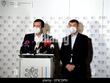 Praga, Repubblica Ceca. 17 Apr 2021. Il Ministro degli interni ceco Jan Hamacek, di sinistra, e il primo Ministro Andrej Babis, di destra, partecipano a una conferenza stampa straordinaria presso il Ministero degli Affari Esteri ceco a Praga, Repubblica Ceca, il 17 aprile 2021. Praga sta espellendo 18 ambasciate russe il personale identificato come membri dei servizi segreti russi, devono lasciare la Repubblica Ceca in 48 ore. I membri del servizio segreto russo sono stati coinvolti nell'esplosione del negozio di munizioni ceco Vrbetice, le forze di sicurezza ceche hanno scoperto, ha detto PM Babis. Credit: Michaela Rihova/CTK Photo/Alamy Live News Foto Stock