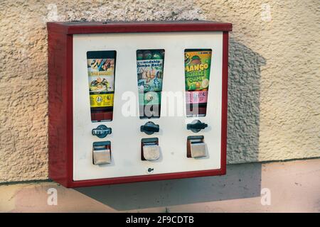 SCHROBENHAUSEN, GERMANIA - 26 MARZO: Distributore di gomme da masticare d'epoca visto su un muro a Schrobenhausen, Germania il 26 marzo 2021. Foto Stock