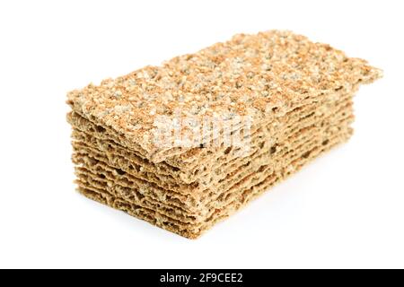 Stack di pane croccante secco a grani interi con sesamo isolato su sfondo bianco in primo piano Foto Stock