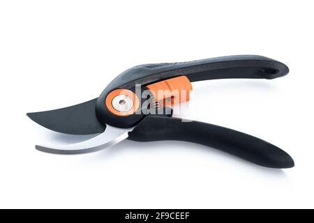 Nuovi secateurs di giardinaggio neri isolati su uno sfondo bianco in primo piano Foto Stock