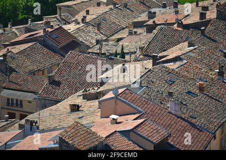 Stile Provençal con influenza Lombarda tetti in piastrelle di argilla a Sisteron, Alpes-de-Haute-Provence Francia. Foto Stock