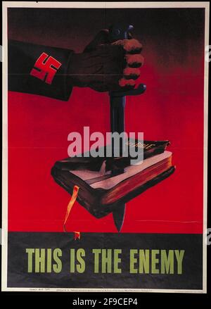 Un poster della propaganda americana della seconda guerra mondiale che mostra una swastika su un manica con la mano che pugnalò la bibbia Foto Stock