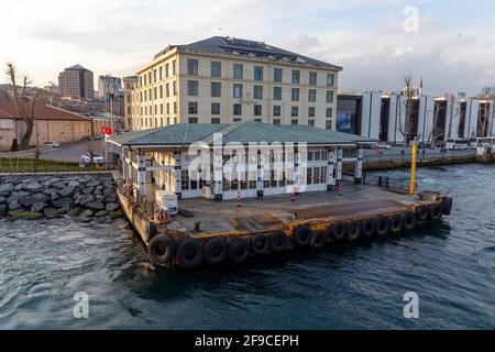 Vista del molo dei traghetti Besiktas Kadikoy a Besiktas, Istanbul, Turchia il 18 marzo 2021. Foto Stock