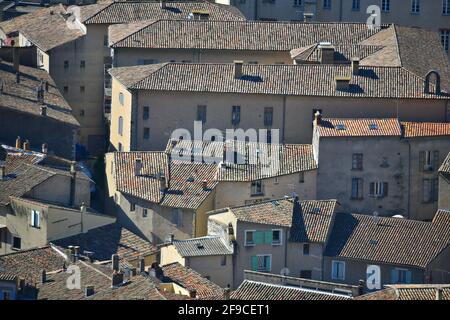 Stile Provençal con influenza Lombarda tetti in piastrelle di argilla a Sisteron, Alpes-de-Haute-Provence Francia. Foto Stock