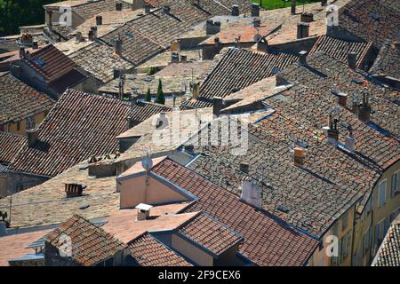 Stile Provençal con influenza Lombarda tetti in piastrelle di argilla a Sisteron, Alpes-de-Haute-Provence Francia. Foto Stock