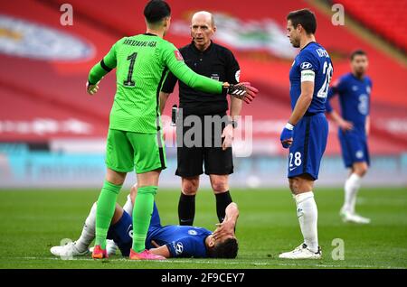 Thiago Silva di Chelsea appare come l'arbitro Mike Dean parla con il portiere Kepa Arrizabalaga (a sinistra) durante la partita semifinale della fa Cup al Wembley Stadium di Londra. Data immagine: Sabato 17 aprile 2021. Foto Stock