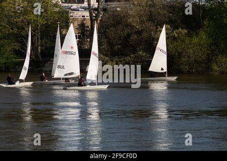 Londra, Regno Unito. 17 Apr 2021. I londinesi navigano e bevono presso l'Upper Mall, Hammersmith, affacciato sul Tamigi. Sole di primavera e un rilassante blocco COVID-19 portano i marinai ai club di vela lungo il Tamigi a Hammersmith e i bevitori alle molte case pubbliche lungo l'Upper Mall. La marea è alta e le case galleggianti risplendono nel sole del pomeriggio. Credit: Peter Hogan/Alamy Live News Foto Stock