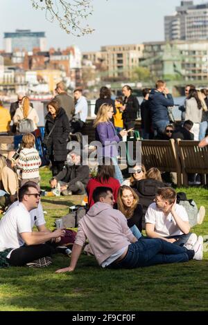 Londra, Regno Unito. 17 Apr 2021. I londinesi navigano e bevono presso l'Upper Mall, Hammersmith, affacciato sul Tamigi. Sole di primavera e un rilassante blocco COVID-19 portano i marinai ai club di vela lungo il Tamigi a Hammersmith e i bevitori alle molte case pubbliche lungo l'Upper Mall. La marea è alta e le case galleggianti risplendono nel sole del pomeriggio. Credit: Peter Hogan/Alamy Live News Foto Stock