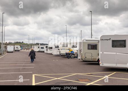 Bantry, Cork, Irlanda. 17 aprile 2021. Il primo fine settimana, dopo l'abolizione delle restrizioni di viaggio di cinque chilometri, i viaggiatori hanno preso i loro camper su una breve staycation e riempito il parco sul lungomare di Bantry, Co. Cork, Irlanda. - credito; David Creedon / Alamy Live News Foto Stock