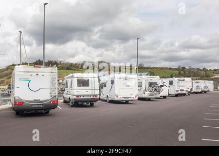 Bantry, Cork, Irlanda. 17 aprile 2021. Il primo fine settimana, dopo l'abolizione delle restrizioni di viaggio di cinque chilometri, i viaggiatori hanno preso i loro camper su una breve staycation e riempito il parco sul lungomare di Bantry, Co. Cork, Irlanda. - credito; David Creedon / Alamy Live News Foto Stock