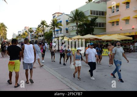 Miami Beach, Florida, Stati Uniti. 16 Apr 2021. Una vista generale delle persone su Ocean Drive come i marciapiedi sono stati tolti e i nightclub riaprono il 16 aprile 2021 a Miami Beach, Florida. Credit: Mpi04/Media Punch/Alamy Live News Foto Stock