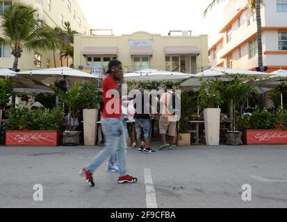 Miami Beach, Florida, Stati Uniti. 16 Apr 2021. Una vista generale delle persone su Ocean Drive come i marciapiedi sono stati tolti e i nightclub riaprono il 16 aprile 2021 a Miami Beach, Florida. Credit: Mpi04/Media Punch/Alamy Live News Foto Stock