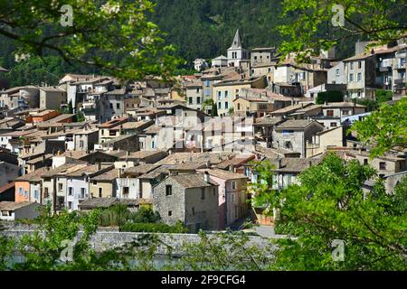 Stile Provençal con influenza Lombarda case rurali con tetti in piastrelle di argilla a Sisteron, Alpes-de-Haute-Provence Francia. Foto Stock