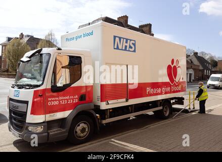 NHS Blood Transfusion Service UK: Un servizio NHS Blood Transfusion che istituisce una sessione di donazione di sangue del Servizio sanitario Nazionale, Newmarket Suffolk UK Foto Stock