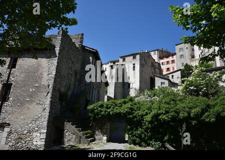 Stile Provençal con influenza Lombarda case rurali con tetti in piastrelle di argilla a Sisteron, Alpes-de-Haute-Provence Francia. Foto Stock