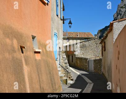 Stile Provençal con influenza Lombarda case rurali con tetti in piastrelle di argilla a Sisteron, Alpes-de-Haute-Provence Francia. Foto Stock