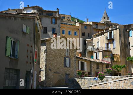 Stile Provençal con influenza Lombarda case rurali con tetti in piastrelle di argilla a Sisteron, Alpes-de-Haute-Provence Francia. Foto Stock