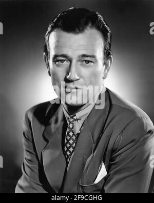 John Wayne. Ritratto dell'attore americano, John Wayne (n. Marion Robert Morrison, 1907-1979), pubblicità ancora da 'The Long Voyage Home', 1940 Foto Stock