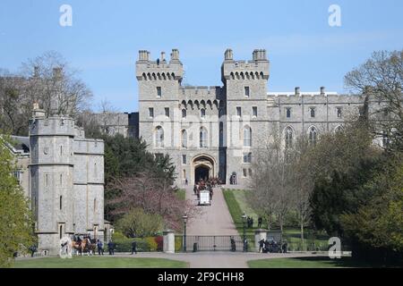 Londra, Inghilterra, Regno Unito. 17 Apr 2021. L'artiglieria reale del Cavallo del Re arriva al Castello di Windsor davanti ai funerali del Duca di Edimburgo il Principe Filippo. Filippo morì la scorsa settimana all'età di 99 anni. Credit: Tayfun Salci/ZUMA Wire/Alamy Live News Foto Stock
