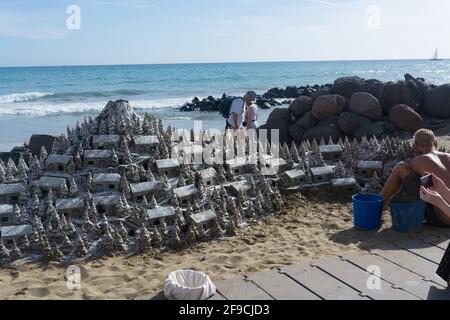 CRAN CANARIA, MELONERAS - 13 NOVEMBRE 2019: Villaggio di Natale di sabbia sulla spiaggia di Cran Canaria a Meloneras Foto Stock