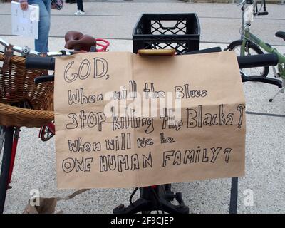 17 aprile 2021, New York, New York, Stati Uniti: NEW YORK - Daunte Wright marcia sul far Rockaway Boardwalk. I membri della Comunità marciano sulla Boardwalk per protestare contro la sparatoria e l'uccisione di Daunte Wright. (Immagine di credito: © Bruce Cotler/ZUMA Wire) Foto Stock