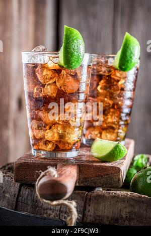 Tè freddo con cubetti di ghiaccio e menta. Bere per il caldo estivo. Tè freddo Long Island. Foto Stock