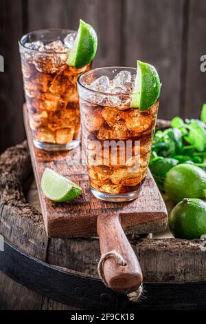 Tè freddo ghiacciato con menta. Bere per il caldo estivo. Tè freddo Long Island. Foto Stock