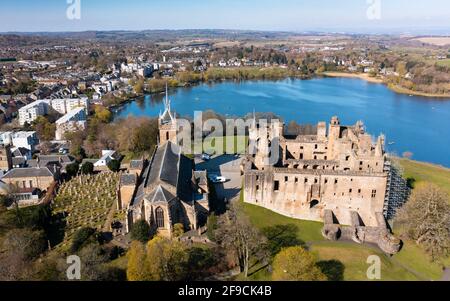 Veduta aerea del Palazzo di Linlithgow, la Chiesa Parrocchiale di St Michaels accanto al Lanch di Linlithgow, a West Lothian, Scozia, Regno Unito Foto Stock