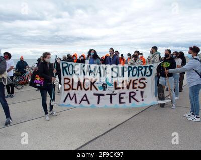 17 aprile 2021, New York, New York, Stati Uniti: NEW YORK - Daunte Wright marcia sul far Rockaway Boardwalk. I membri della Comunità marciano sulla Boardwalk per protestare contro la sparatoria e l'uccisione di Daunte Wright. (Immagine di credito: © Bruce Cotler/ZUMA Wire) Foto Stock