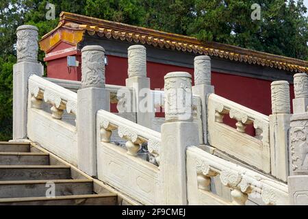 Pietra finiale scolpita su un ponte vicino a Tomba Zhaoling in Il complesso della Dinastia Ming a Pechino, patrimonio dell'umanità dell'UNESCO Cina Foto Stock