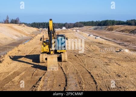 Escavatore su un cantiere autostradale. Lavori di costruzione di strade Foto Stock