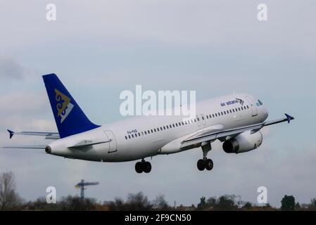 Air Astana Airbus A320 aereo di linea P4-PAS appena dipinto all'aeroporto di Southend, Essex, Regno Unito, decolla per entrare nel servizio aereo Foto Stock