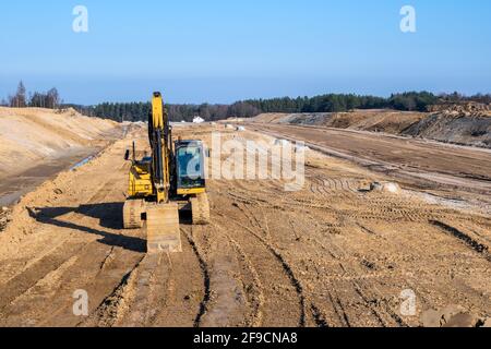 Escavatore su un cantiere autostradale. Lavori di costruzione di strade Foto Stock