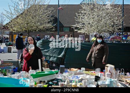 Londra (UK), 17 aprile 2021: Mercato di Deptford nel sud-est di Londra è aperto, e le strade sono affollate di membri del pubblico, dopo il covid t lockd Foto Stock