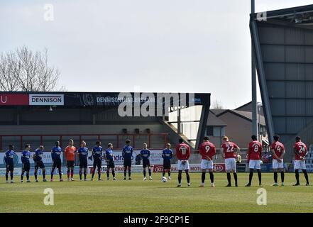 MORECAMBE, REGNO UNITO. IL 17 APRILE i giocatori si allineano per onorare il Duca di Edimburgo prima della partita Sky Bet League 2 tra Morecambe e Oldham Athletic alla Globe Arena di Morecambe sabato 17 aprile 2021. (Credit: Eddie Garvey | MI News) Credit: MI News & Sport /Alamy Live News Foto Stock