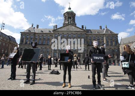 Anonymous per gli attivisti dell'organizzazione per i diritti degli animali senza voce Durante il Cube di verità protesta di fronte al Royal Palazzo presso la Dam Squar Foto Stock