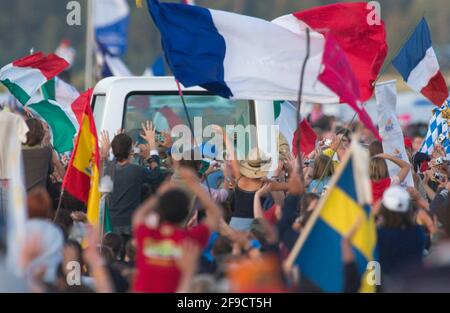 XX. Giornata Mondiale della Gioventù a Colonia Germania, 20.8.2005, Papa Benedetto XVI. Saluta la folla del papamobile sulla Marienfeld vicino a Frechen, Germania Foto Stock