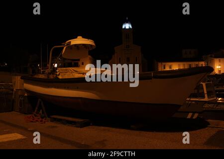 Lanterna peschereccio di notte in un porto Foto Stock