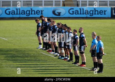 Newcastle, Regno Unito. 20 Marzo 2021. NEWCASTLE UPON TYNE, REGNO UNITO. 17 APRILE i giocatori di Falcons si allineano per un minuto di silenzio rispetto a HRH, il principe Filippo il duca di Edimburgo prima della partita della Gallagher Premiership tra Newcastle Falcons e Bristol a Kingston Park, Newcastle sabato 17 aprile 2021. (Credit: Chris Lishman | MI News) Credit: MI News & Sport /Alamy Live News Foto Stock