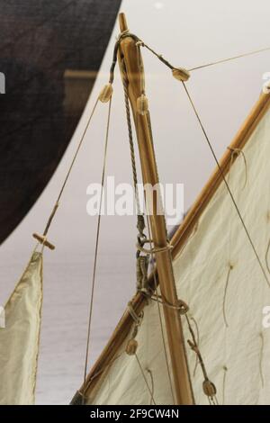 Manipolazione di un'antenna di un tradizionale barque mediterraneo Foto Stock