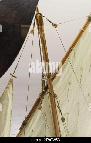 Manipolazione di un'antenna di un tradizionale barque mediterraneo Foto Stock