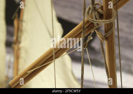 Manipolazione di un'antenna di un tradizionale barque mediterraneo Foto Stock