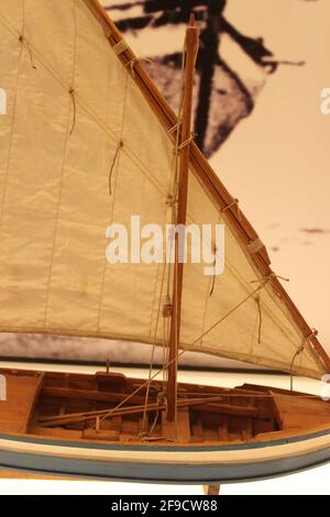 Barca tradizionale mediterranea di pesca barque skiff con vela lateen Foto Stock